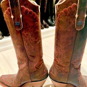 Tony Lama cowboy boots size 8.